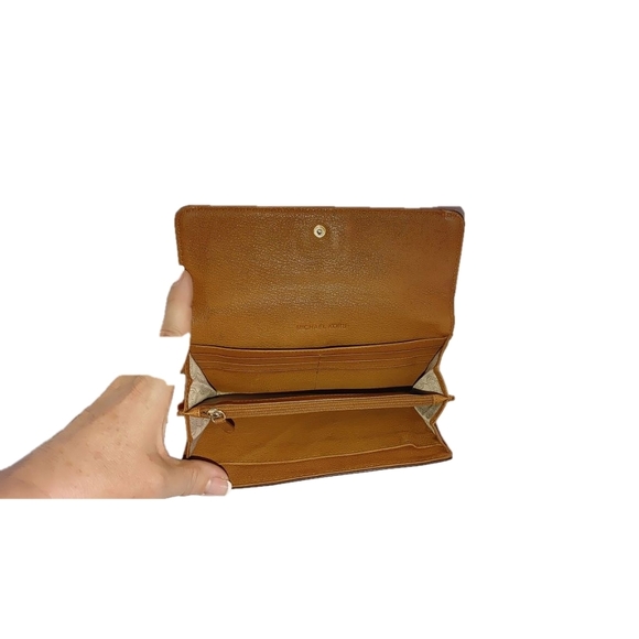 Michael Kors Hamilton Wallet - Picture 5 of 6